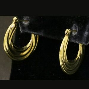 Beautiful 14k Yellow Gold Hoop Earrings.